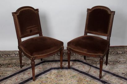 null PAIRE DE CHAISES, à dossier plat, de style Louis XVI, en bois mouluré et sculpté...