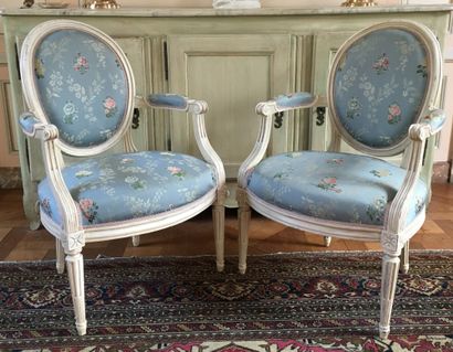 null Pair of white lacquered wood armchairs in the Louis XVI style, with cabriolet...