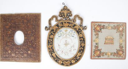 null LOT OF THREE PAPERWORK OBJECTS, including : - A panel, openwork with an oval...