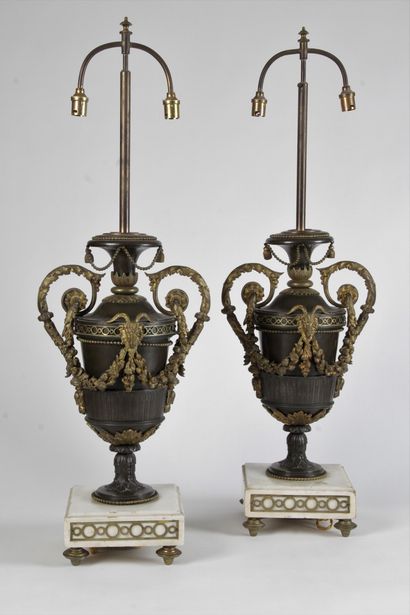 null PAIR OF LAMPS, in the shape of baluster vase, in bronze with double brown and...