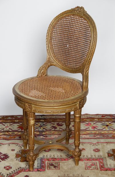 null PETITE CHAISE de musicien à assise tournante, de style Louis XVI, en bois laqué,...