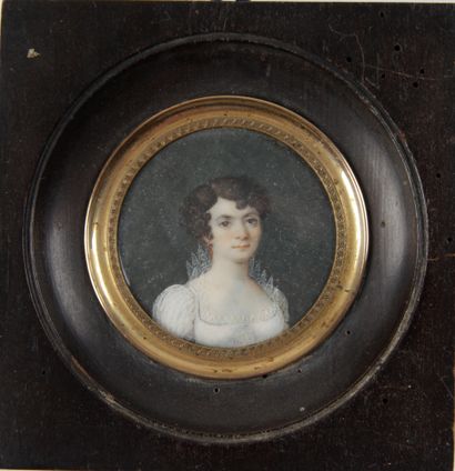 null « PORTRAIT DE JEUNE FILLE À LA ROBE BLANCHE » Miniature ronde, époque XIXe siècle....