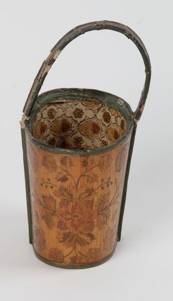 null SMALL BASKET with handle in straw marquetry decorated with flowers and foliage,...