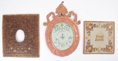 null LOT OF THREE PAPERWORK OBJECTS, including : - A panel, openwork with an oval...