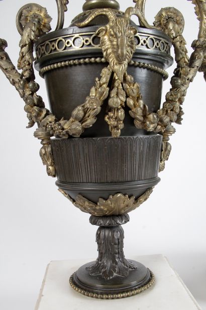 null PAIR OF LAMPS, in the shape of baluster vase, in bronze with double brown and...