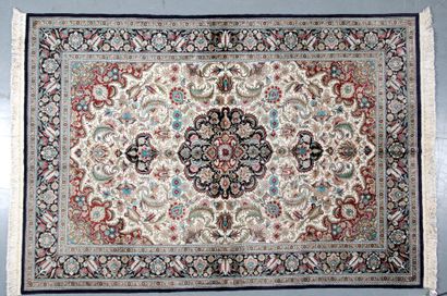 null FIN TAPIS GHOUM EN SOIE (Iran, vers 1975) Champ beige à ramages de volutes de...