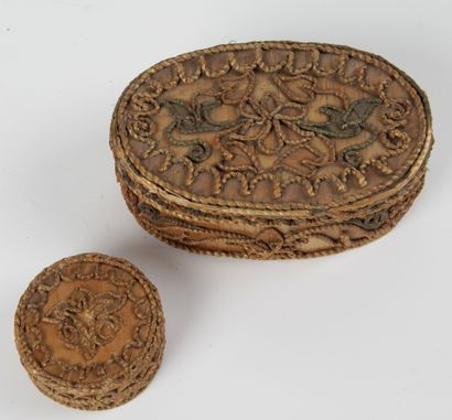 null LOT OF TWO BOXES in straw marquetry and braided straw with decoration in relief...