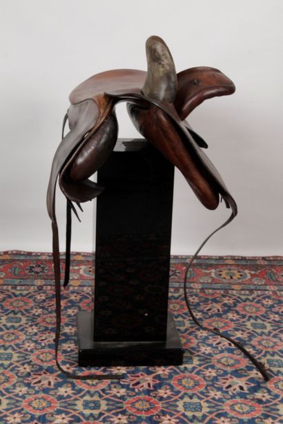 null AMAZONE SADDLE, in leather, signed, DUPREY, twice on the hunting forks. (Good...