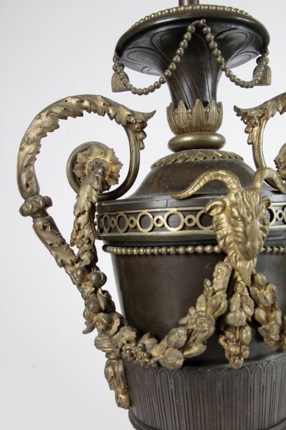 null PAIR OF LAMPS, in the shape of baluster vase, in bronze with double brown and...