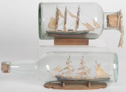 null DEUX BATEAUX BOUTEILLES figurant des trois-mâts barques sous voile. L. 31,5...