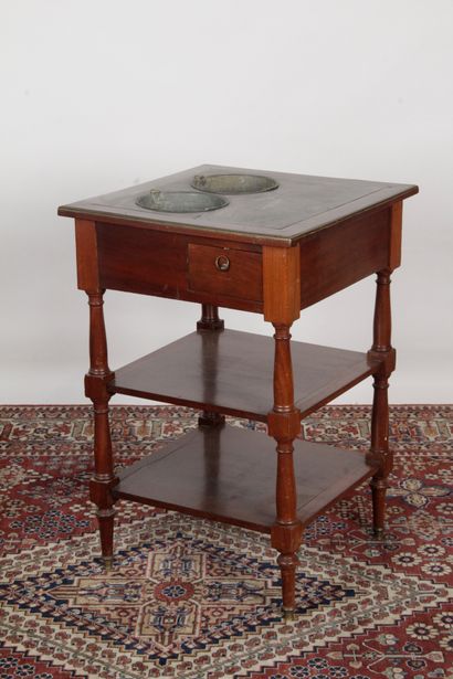 null Square shaped mahogany and mahogany veneer REFRESHER TABLE. It rests on turned...