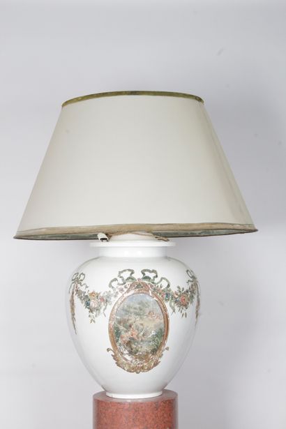 GRAND PIED DE LAMPE, en porcelaine blanche...