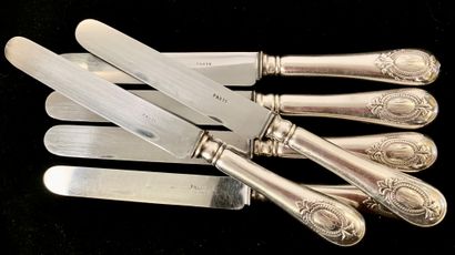 null LOT OF SIX table knives, handle in silver plated metal, decorated with a medallion....