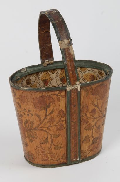 null SMALL BASKET with handle in straw marquetry decorated with flowers and foliage,...