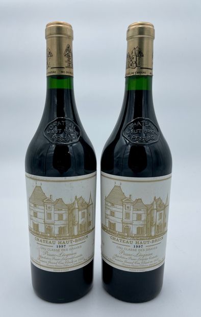 null 2 bottles CHÂTEAU HAUT BRION 1997 1er GCC Pessac-Leognan (E. f, tlm)
