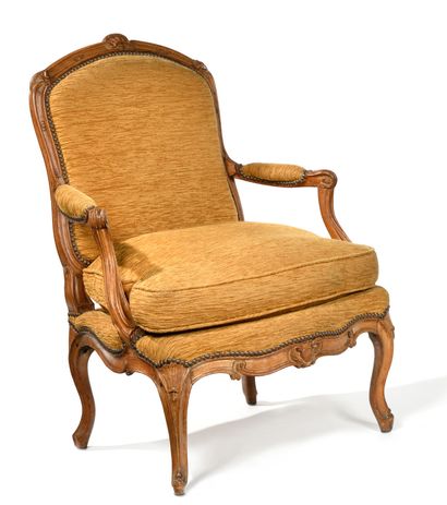 null A QUEEN'S CHAIR in molded and carved beech, the back and shoulders decorated...