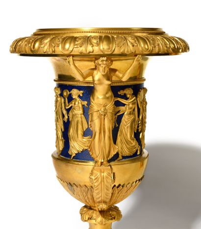 null PAIR OF VASES in gilt bronze and lapis blue lacquer, decorated with a frieze...