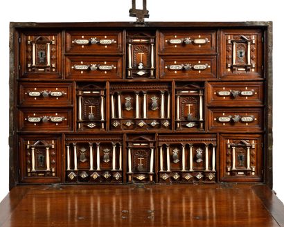null TRAVEL CABINET DIT BARGUENO ESPAGNOL in walnut composed of a cabinet in upper...