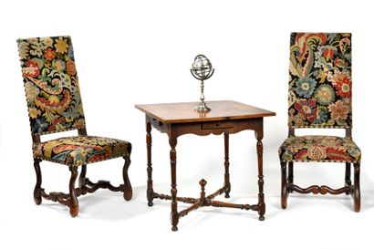 Pair of chairs with high flat back in carved walnut. The legs in sheep bone connected...