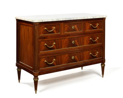 Mahogany COMMODE opening to five drawers...