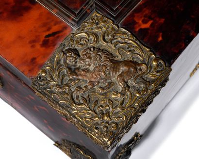 null CASE IN MARQUETRY of tortoiseshell veneer, the lid of curved form, decorated...