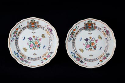  COMPAGNIE DES INDES A pair of armorial porcelain plates of the Compagnie des Indes...