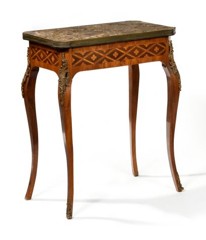 null 
Small table in veneer and marquetry decorated with frieze of clovers in diamonds....