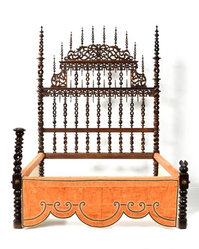 null PORTUGUESE BED IN PALISSANDER WOOD The bedstead, mounted at the bottom, rests...