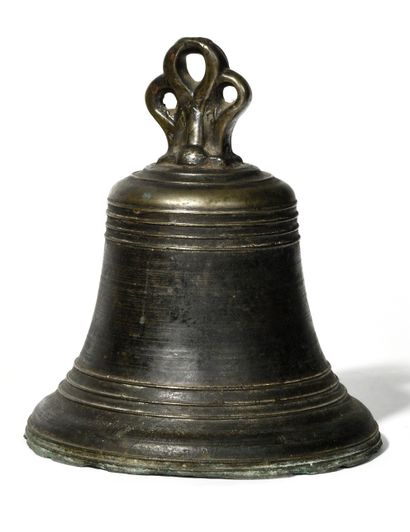 null Bronze CLOCHE with a three-lobed handle 17th century Height: 21 cm (wear)