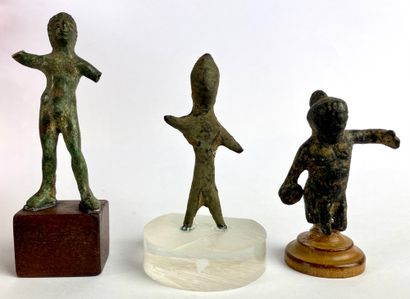  Lot comprenant une statuette de nain lutteur, un Hercule et un ex-voto Bronze, accidents...