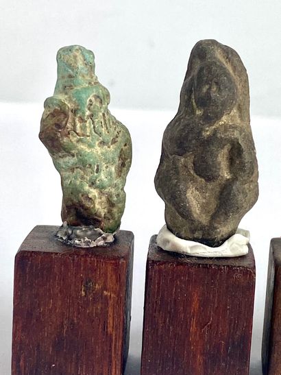 null Lot of amulets including a Horus falcon, an anthropomorphic figurine, a Harpocrates...