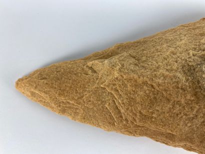 null Beige quartzite North Africa, Acheulean l. : 22 cm