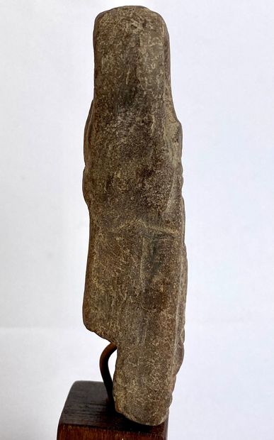  Fragment orné d’un dieu Bès debout en bas-relief Terre cuite ocre. Égypte, Atelier...