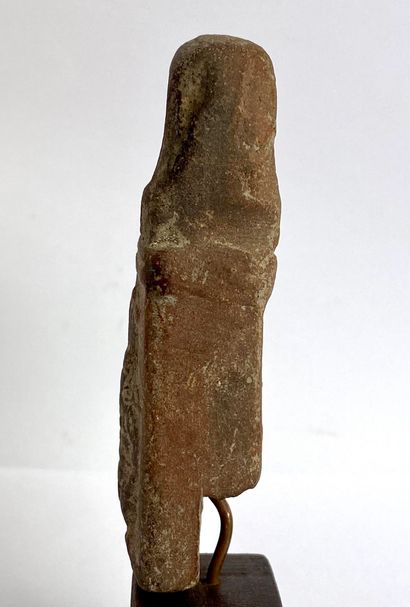  Fragment orné d’un dieu Bès debout en bas-relief Terre cuite ocre. Égypte, Atelier...