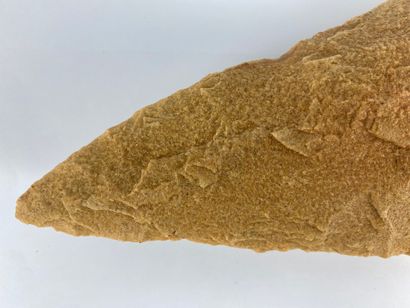 null Beige quartzite North Africa, Acheulean l. : 22 cm