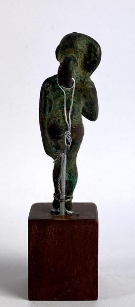  Statuette d’Harpocrate assis avec une bélière au niveau de la nuque Bronze Égypte,...