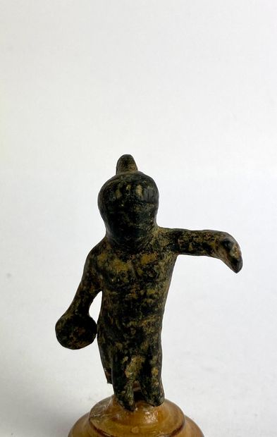  Lot including a statuette of dwarf wrestler, a Hercules and an ex-voto Bronze, accidents...