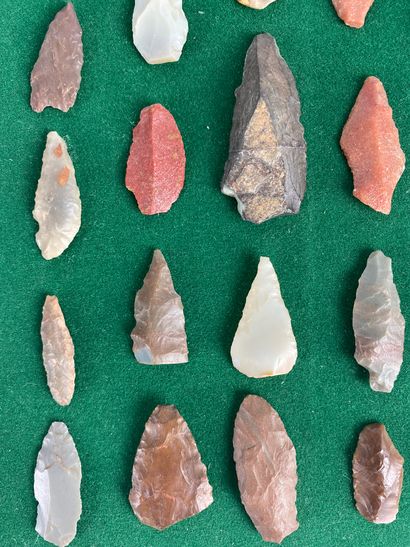 null Lot of thirty foliated arrowheads and microdrills. Brown flint North Africa,...