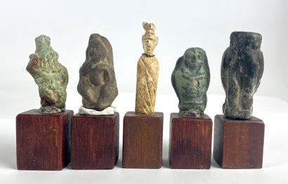 null Lot d’amulettes comprenant un faucon Horus, une figurine anthropomorphe, un...