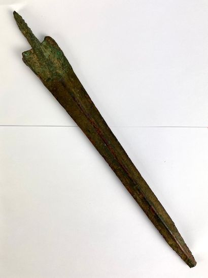  Dagger with shaft and thick median rib. Brown patina, partially corroded. Ebonized....