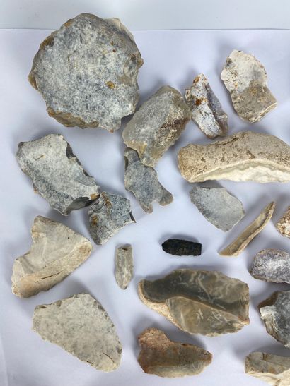 null Lot of chips and small scrapers (70 in total) Brown jasper and flint Lebanon,...