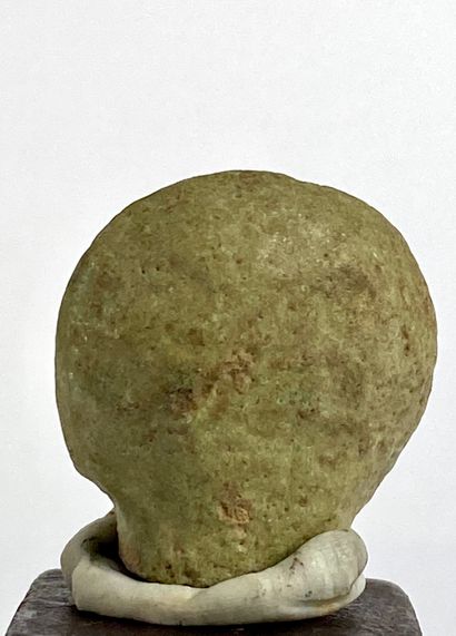  Tête d’Oushebti portant une perruque boule à méchettes Faïence vert clair Égypte,...