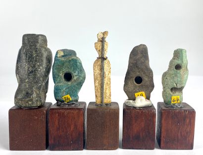  Lot of amulets including a Horus falcon, an anthropomorphic figurine, a Harpocrates...