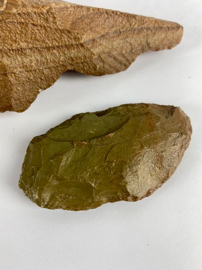  Lot compenant un biface Quartzite marron Mali, Acheuléen L. : 9 cm Y est joint un...