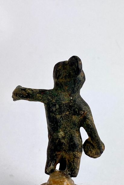  Lot including a statuette of dwarf wrestler, a Hercules and an ex-voto Bronze, accidents...