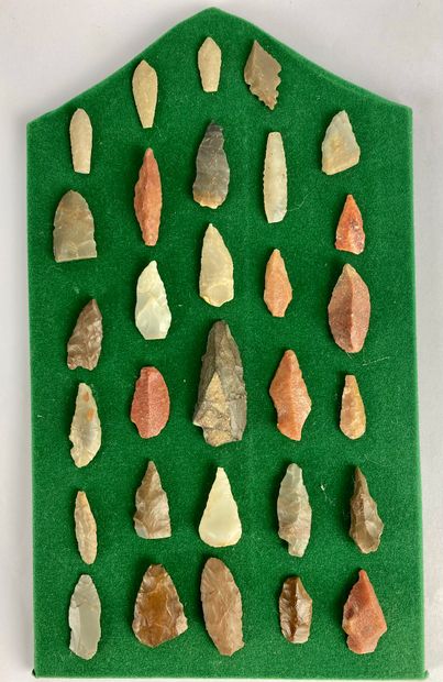 Lot of thirty foliated arrowheads and microdrills....