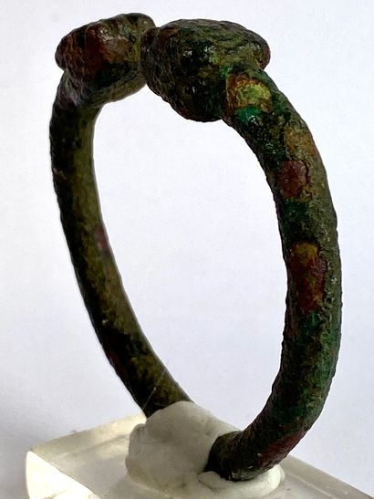  Bracelet ouvert terminé par des têtes de dragon Bronze à patine marron Arménie,...