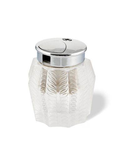 null LALIQUE Vers 1980. Briquet de bureau en verre et acier, forme bouteille de parfum....