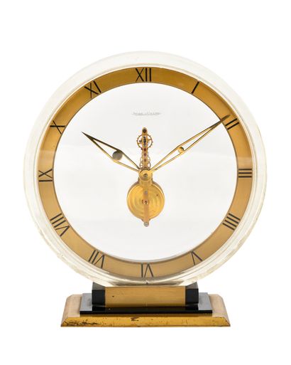null JAEGER LECOULTRE Baguette. N°8416. About 1950. Desk clock in brass and plexiglass....
