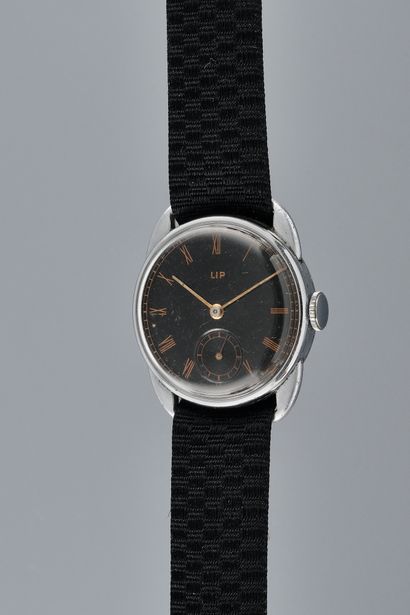 null LIP R26. N°296953. Circa 1930. Stainless steel wristwatch, signed gilt dial,...